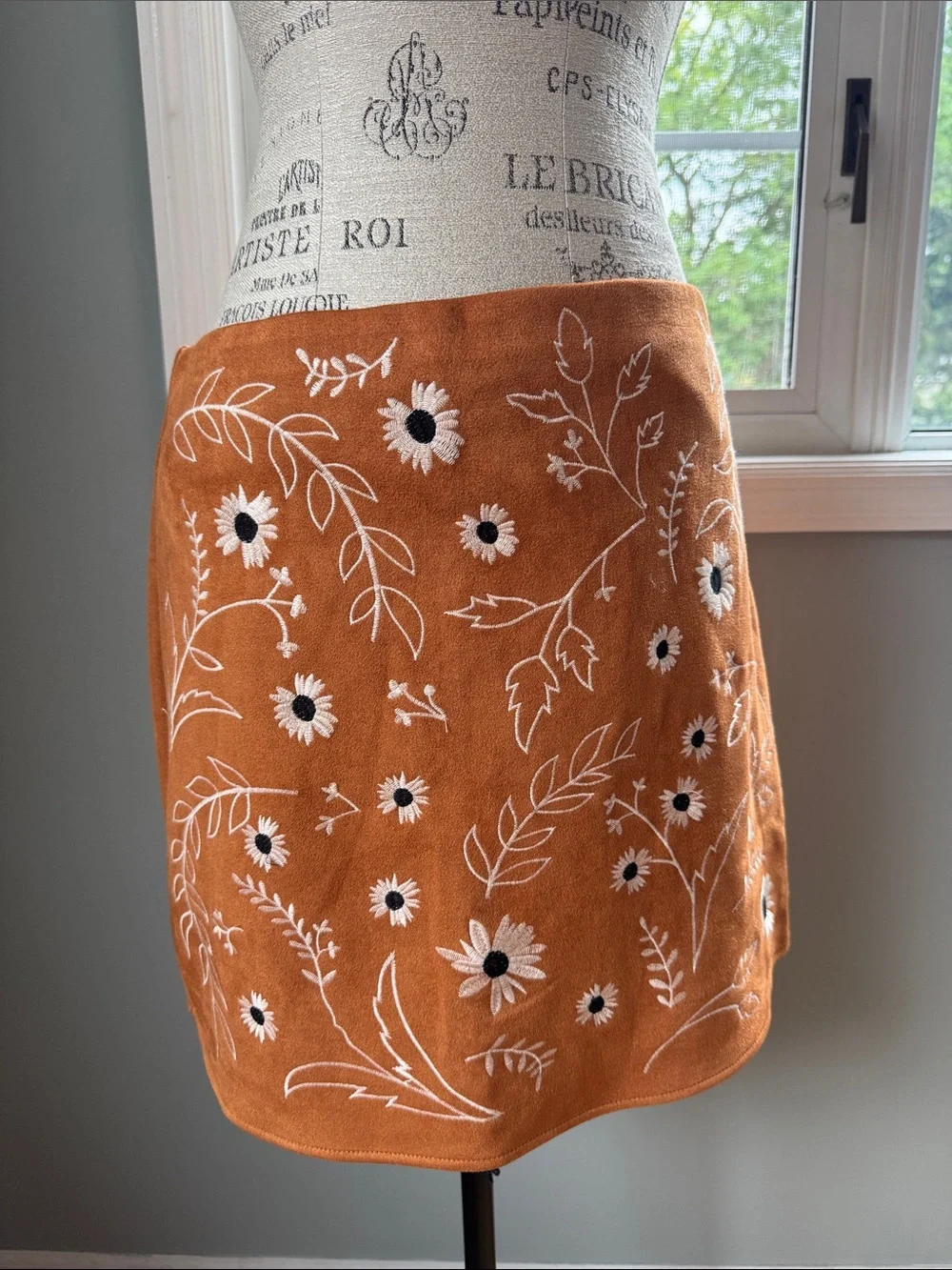 Francesca‘s blue rain faux suede floral embroidered stretch mini skirt NWT LG